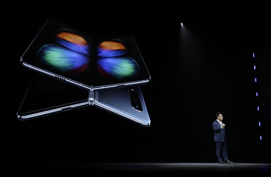 Il Samsung Galaxy Fold  stato svelato poco prima del Mwc. Ap